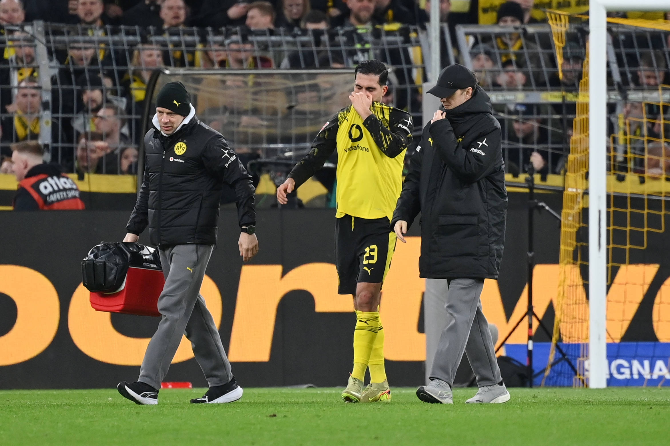 世俱杯官方-遭遇重伤！埃姆雷·詹赛后长时间呆坐车内，队友纷纷拥抱安慰